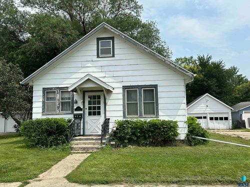 620 N Blanche Ave, Madison, SD, 57042-1507 | Card Image