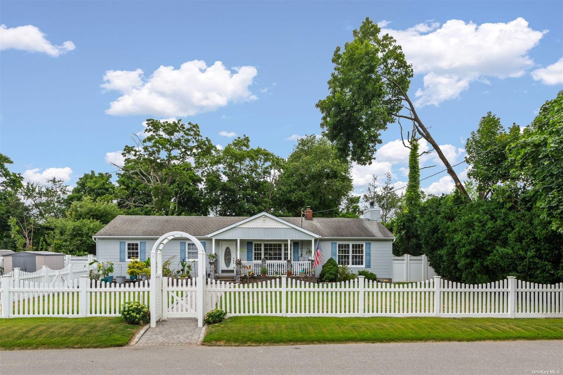 Gillette St, Dix Hills, NY 11746