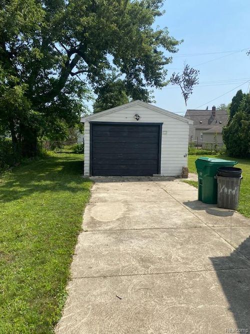 21746 Lambrecht Ave, Eastpointe, MI, 48021-2532 | Card Image
