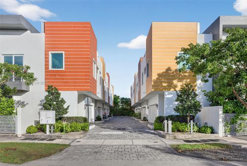 606 Ne 8th Ave, Fort Lauderdale, FL, 33304-4657 | Card Image