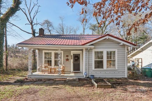 136 Half Circle Ln, Hendersonville, NC, 28791-9052 | Card Image