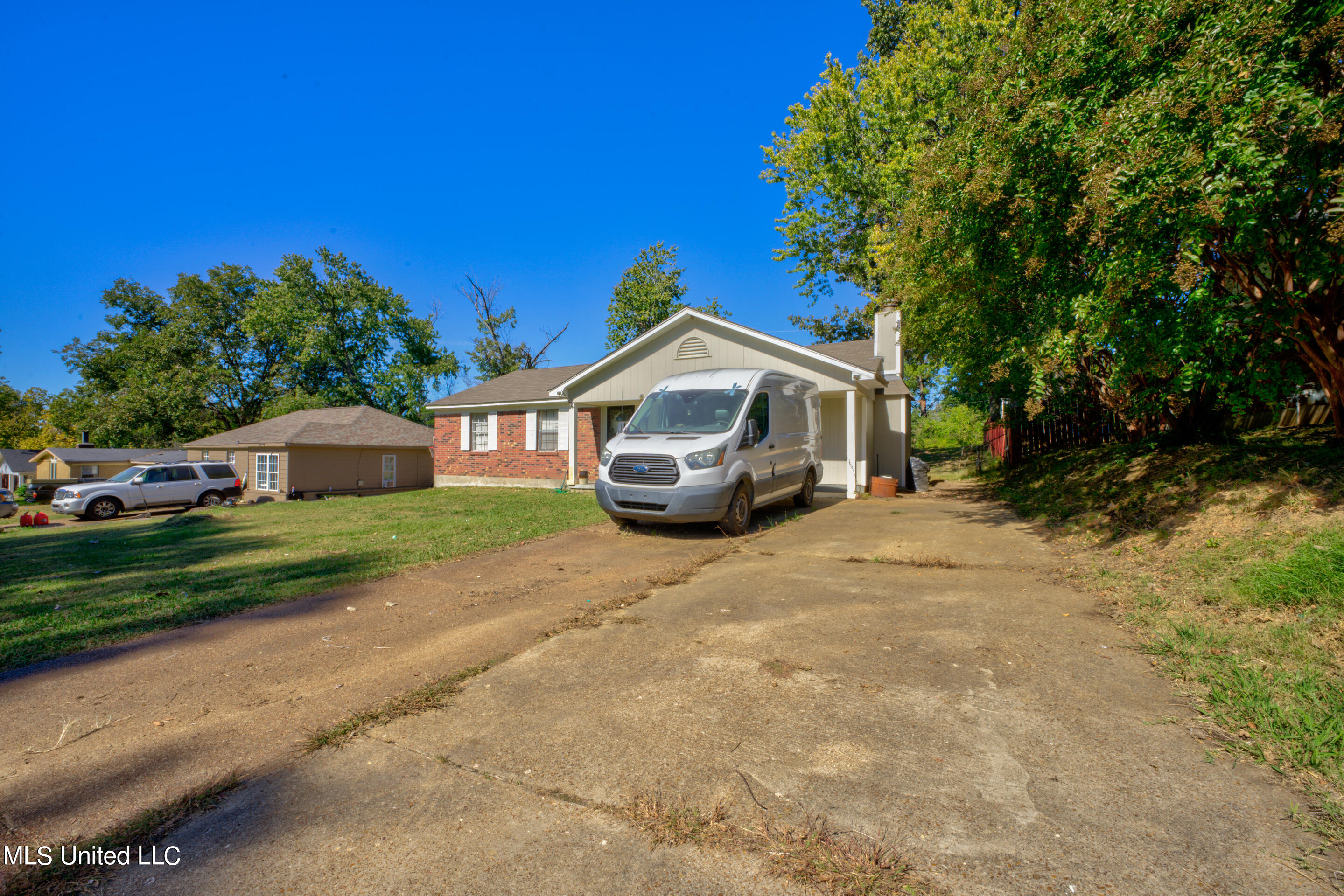 1852 Colonial Hills Drive, For Sale in Southaven Zoocasa