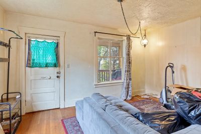 331 W 22nd St, House other with 2 bedrooms, 1 bathrooms and 2 parking in North Vancouver BC | Image 3