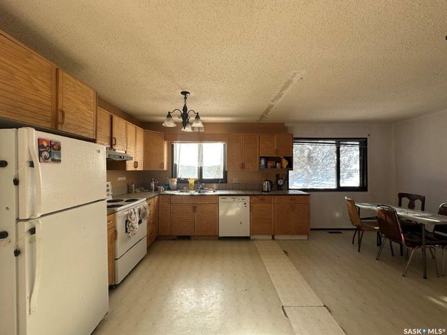 502 Busteed St, House other with 6 bedrooms, 4 bathrooms and 6 parking in Kerrobert SK | Image 12