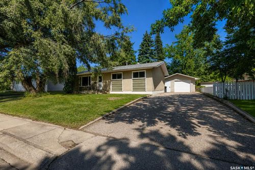 984 Bradshaw Place, House with 3 bedrooms, 2 bathrooms and 6 parking in Prince Albert SK | Card Image