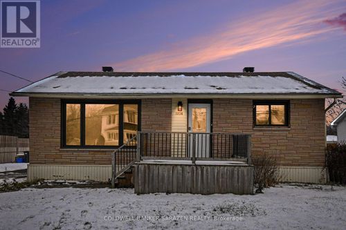 3236 Yorks Corners Rd, Kenmore, ON, K0A2G0 | Card Image