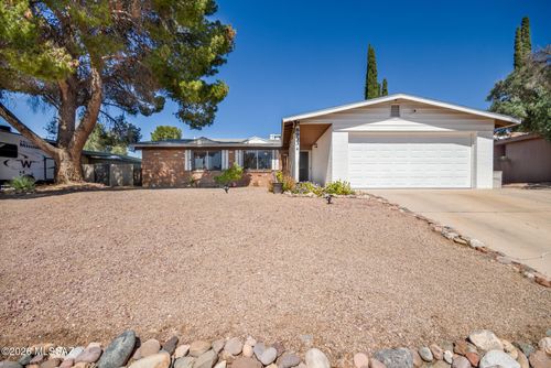 8933 E Pine Valley Dr, Tucson, AZ, 85710-7951 | Card Image