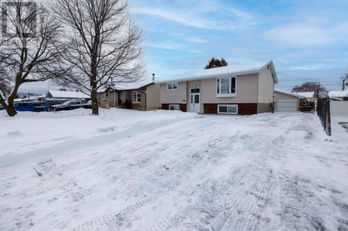 423 Westbury Cres, Thunder Bay, ON, P7C4N6 | Card Image