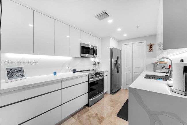APT-804 - 2650 Sw 37 Th Ave, Condo with 1 bedrooms, 1 bathrooms and null parking in Coconut Grove FL | Image 8