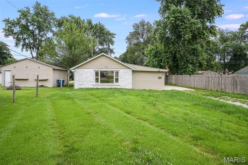 225 10th St, Wood River, IL, 62095-2433 | Card Image