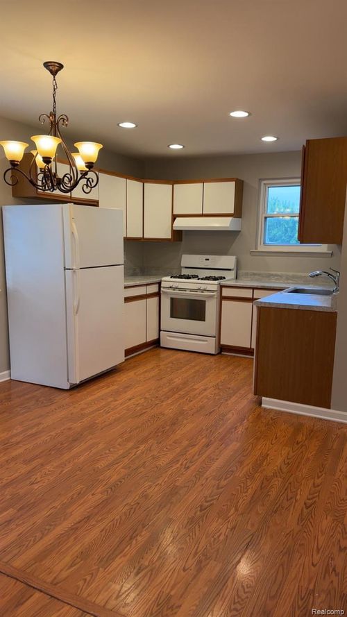 2824 Roundtree Dr, Troy, MI, 48083-2330 | Card Image