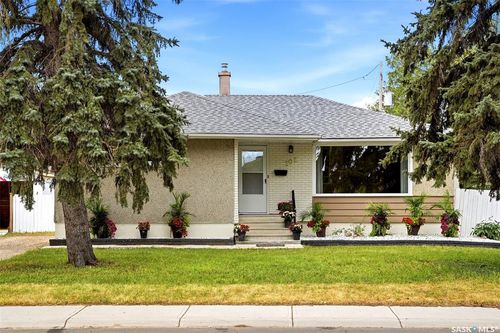 202 Mccannel St, House with 5 bedrooms, 2 bathrooms and 3 parking in Regina SK | Card Image