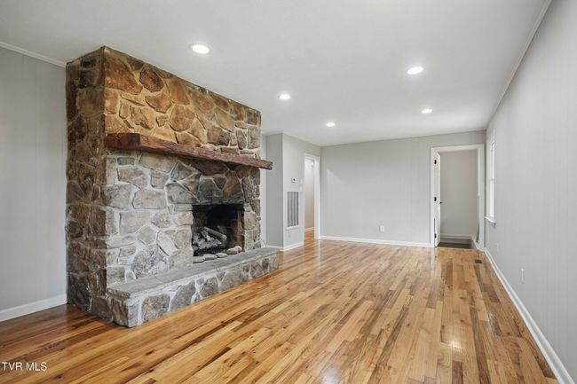 Den | Image 18