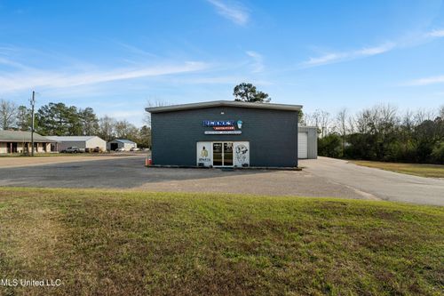 1704 Central Ave W, Wiggins, MS, 39577-2433 | Card Image