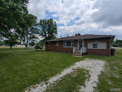 704 N Sawyer, Wilsonville, IL, 62093-1039 | Card Image