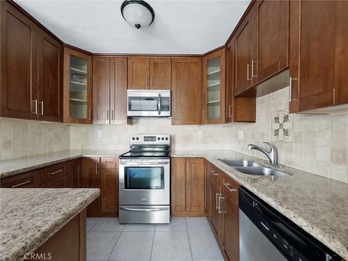 b24-18547 Collins St, Tarzana, CA, 91356 | Card Image
