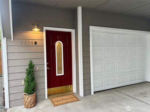 b-9236 Interlake Ave N, Seattle, WA, 98103-2204 | Card Image
