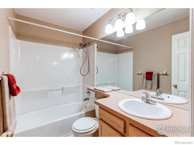 Upper Level Bath | Image 13