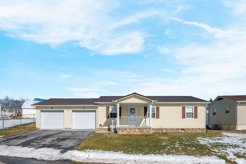 203 Lakeland Dr, Bluefield, WV, 24701-6825 | Card Image