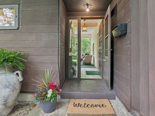 811 Redwood Ln, Glenview, IL, 60025-4462 | Card Image