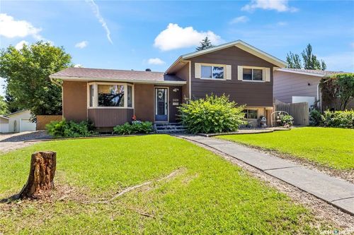 2450 15th Ave E, Prince Albert, SK, S6V6J1 | Card Image