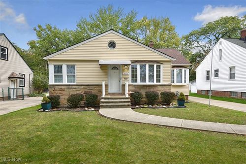 10172 Keswick Dr, Parma Heights, OH, 44130-2047 | Card Image