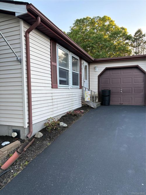 89 Village Cir W, Manorville, NY, 11949-9699 | Card Image