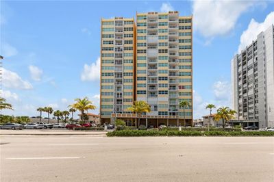 PH-1702 - 1410 S Ocean Dr, Condo with 2 bedrooms, 2 bathrooms and null parking in Hollywood FL | Image 2