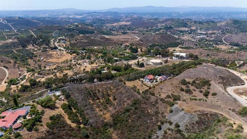 3829 Silverleaf Ln, Vista, CA, 92084-2327 | Card Image