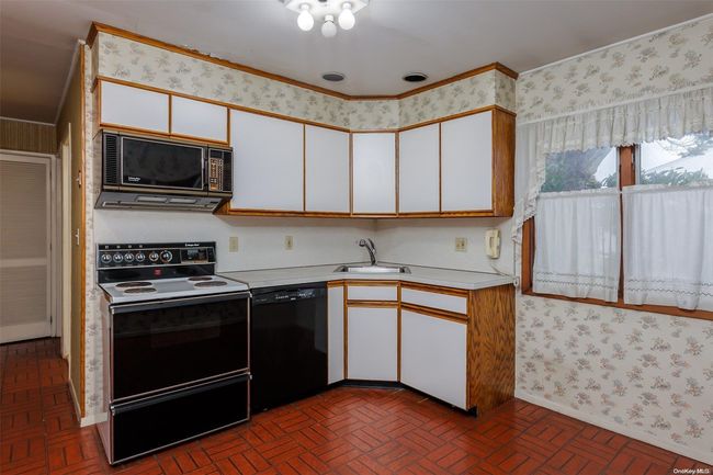 2 Edge Ln, House other with 4 bedrooms, 2 bathrooms and null parking in Wantagh NY | Image 4