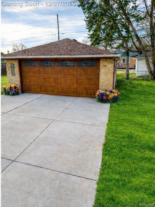 8895 Lenore, Redford, MI, 48239-1217 | Card Image