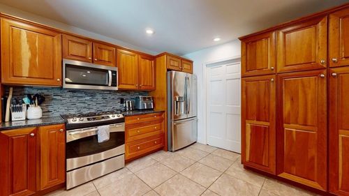 25 Hidden Oaks Dr, Colchester, VT, 05446-6060 | Card Image
