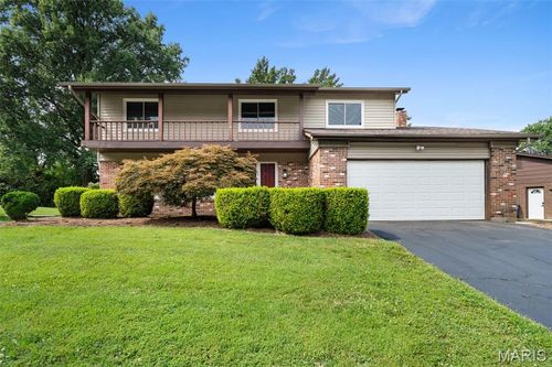12326 Woodline Dr, Creve Coeur, MO, 63141-7436 | Card Image