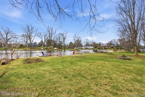 7514 Capri Dr, White Lake, MI, 48383-2832 | Card Image