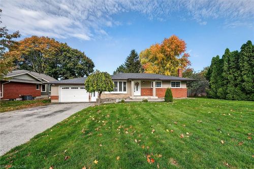 23 Pinewood Ave, Grimsby, ON, L3M1W2 | Card Image