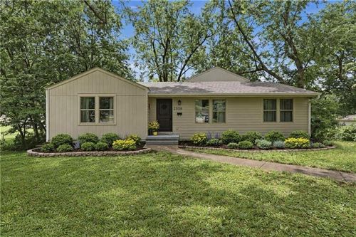 2526 Queen Ridge Dr, Independence, MO, 64055-2031 | Card Image