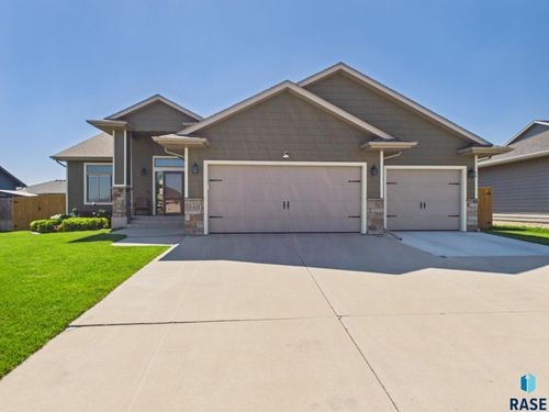 5417 S Breezeway Ave, Sioux Falls, SD, 57108-8628 | Card Image