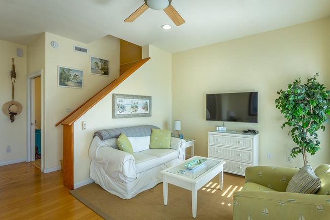 Spacious living area | Image 25