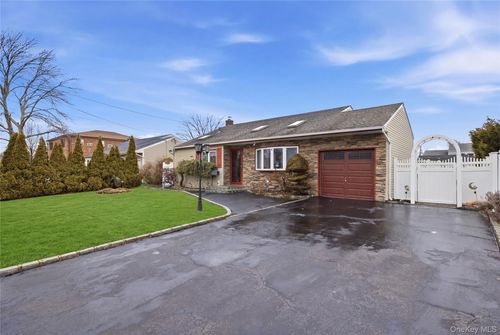831 N Erie Ave, Lindenhurst, NY, 11757-2836 | Card Image