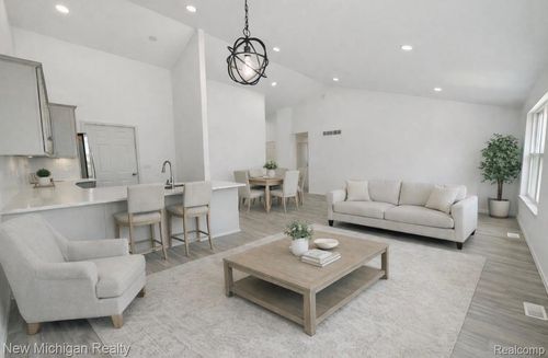 7056 Cambridge Dr, Flushing, MI, 48433-2285 | Card Image