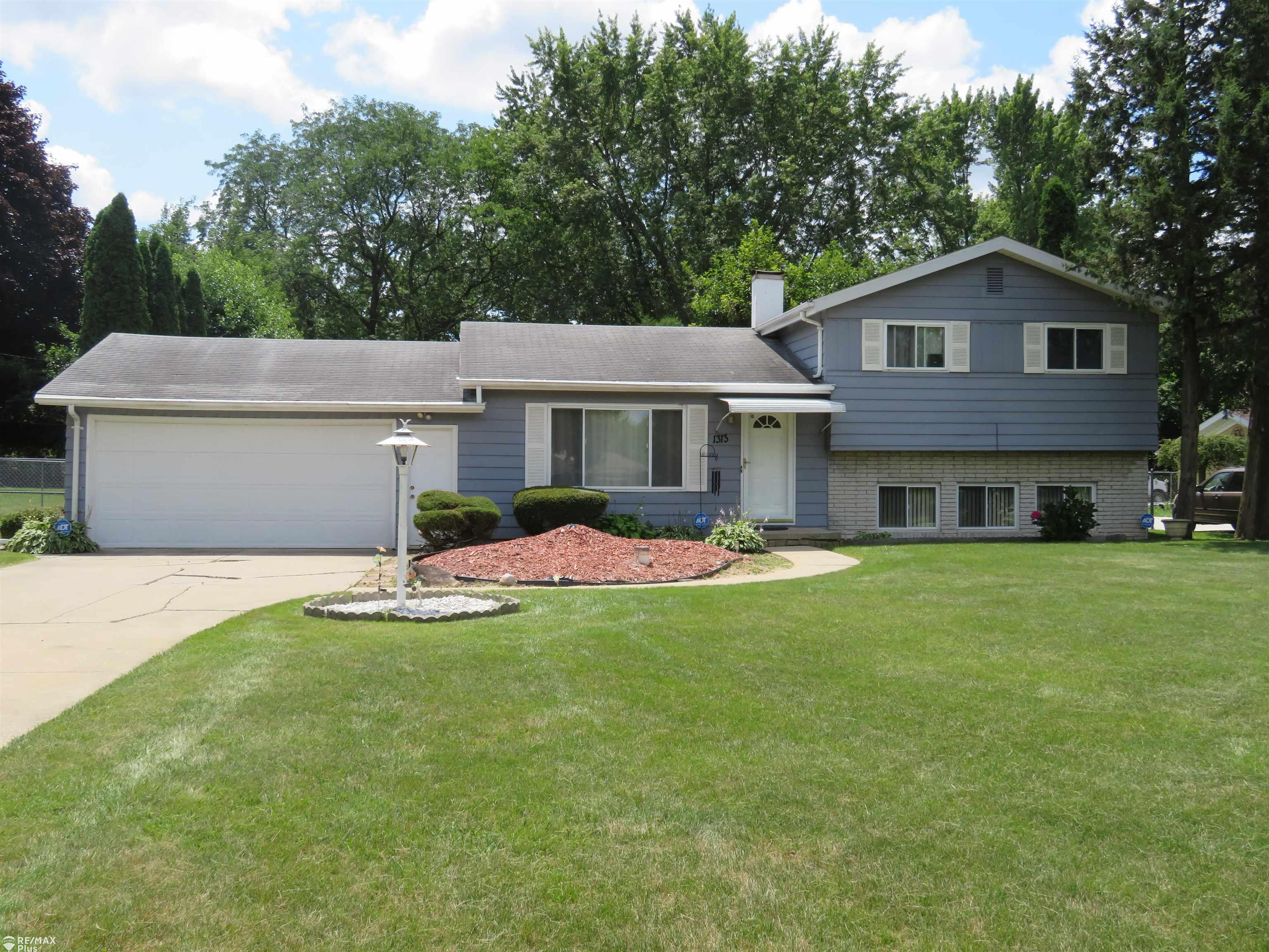 Westwood Dr, Flint, MI 48532