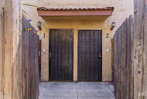 2-9051 Cedros Ave, Panorama City, CA, 91402-5801 | Card Image