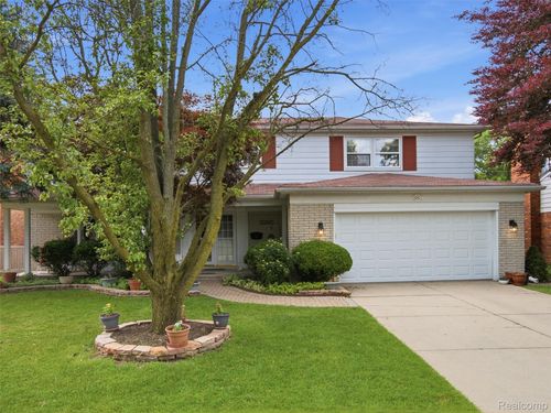 883 Briarcliff Dr, Grosse Pointe Woods, MI, 48236-1123 | Card Image