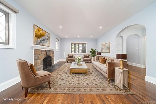 22 Andover Ln, Manhasset, NY, 11030-1802 | Card Image