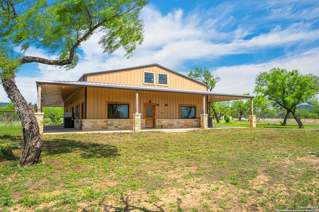 1065 B &Amp; R, Home with 3 bedrooms, 3 bathrooms and null parking in Utopia TX | Image 15