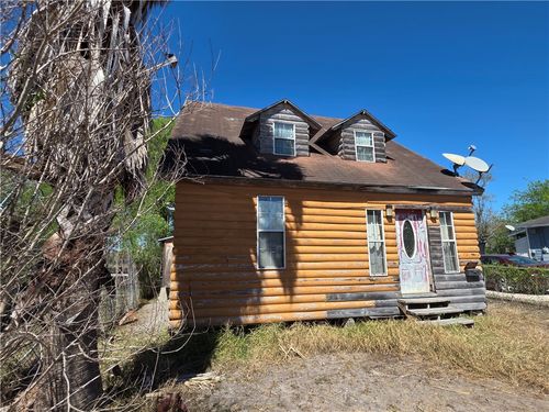 939 Benavides St, Robstown, TX, 78380-2105 | Card Image