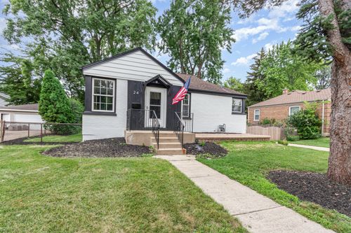 24 Hiawatha Dr, Clarendon Hills, IL, 60514-1114 | Card Image
