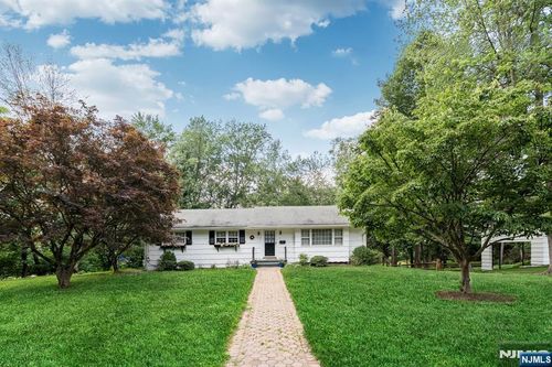 9 Maple Ave, Demarest, NJ, 07627-2404 | Card Image