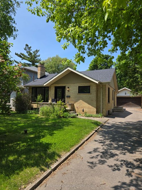 16 Fleetwell Crt, North York, ON, M2R1L3 | Card Image