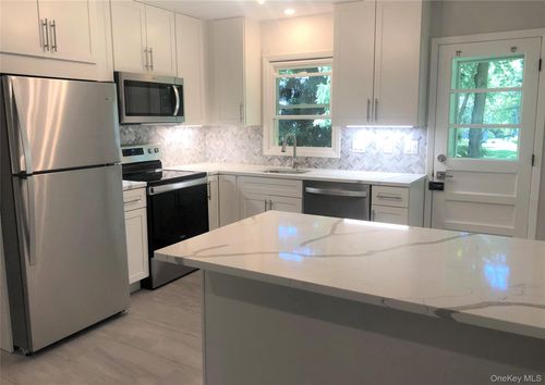 3213 S Shelley St, Mohegan Lake, NY, 10547-1909 | Card Image